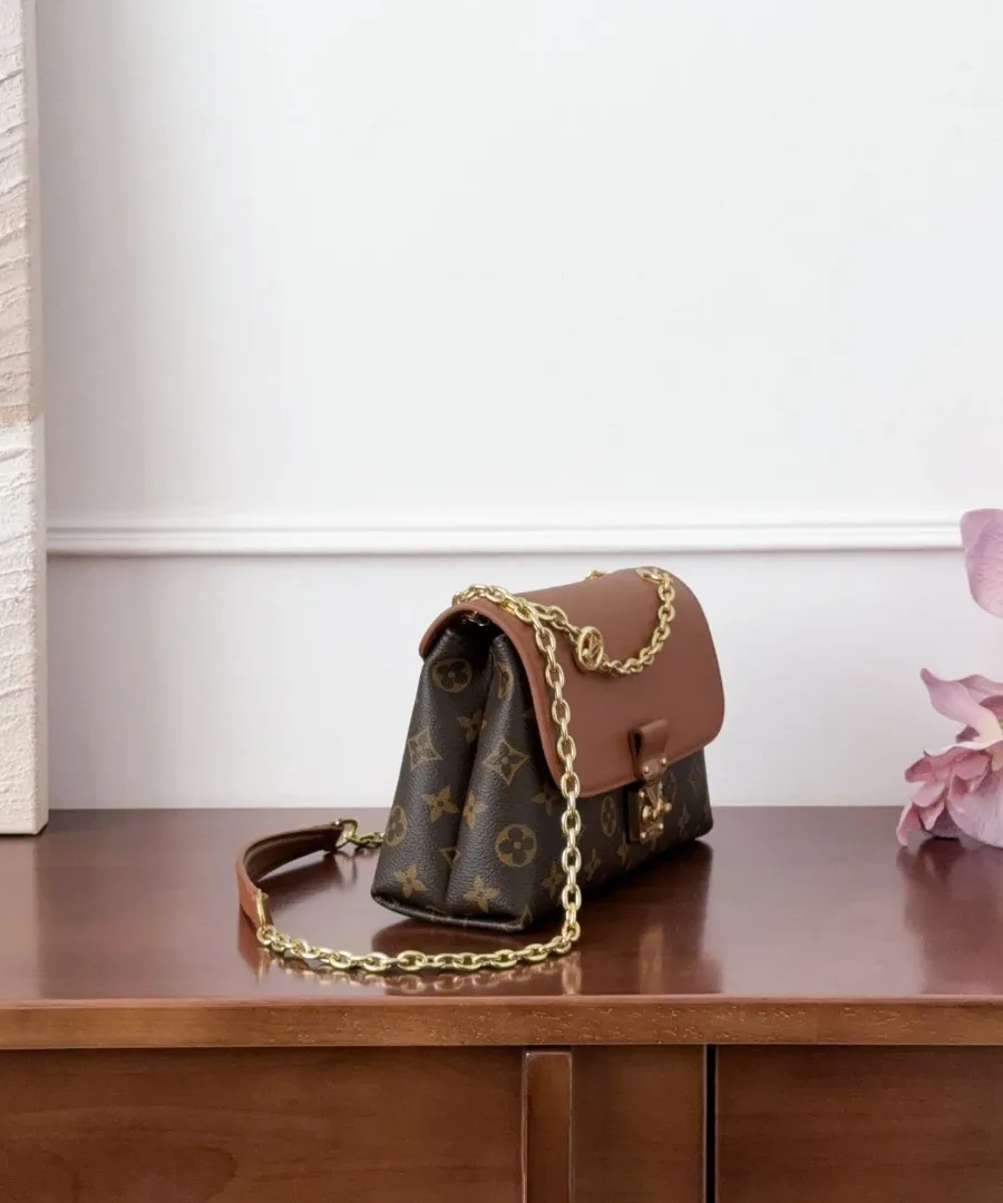 Коричневая сумка Louis Vuitton Madeleine MM, вид в три четверти