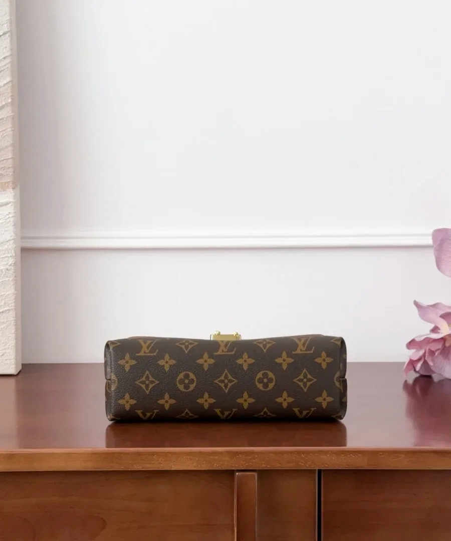 Коричневая сумка Louis Vuitton Madeleine MM, вид снизу