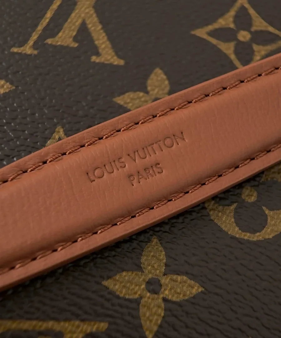 Тиснение Louis Vuitton Paris на кожаном ремешке