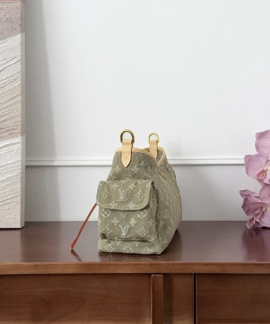 Джинсовая сумка Louis Vuitton Carryall PM светло-зелёного цвета, вид сбоку