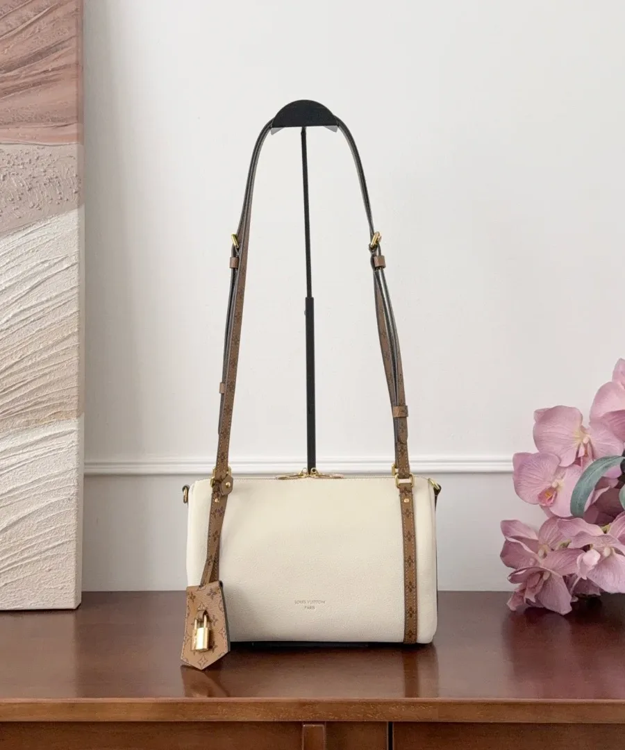 Бежевая женская сумка Louis Vuitton Express на подставке, вид спереди