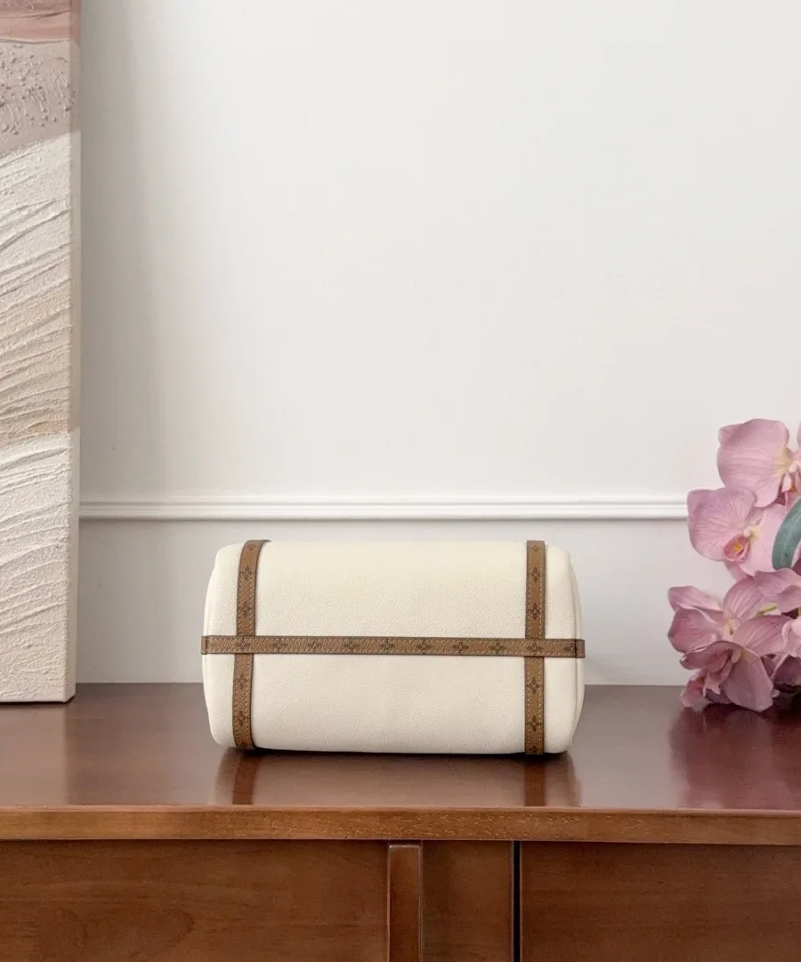 Нижняя часть бежевой сумки Louis Vuitton Express с ремешками из канвы Monogram