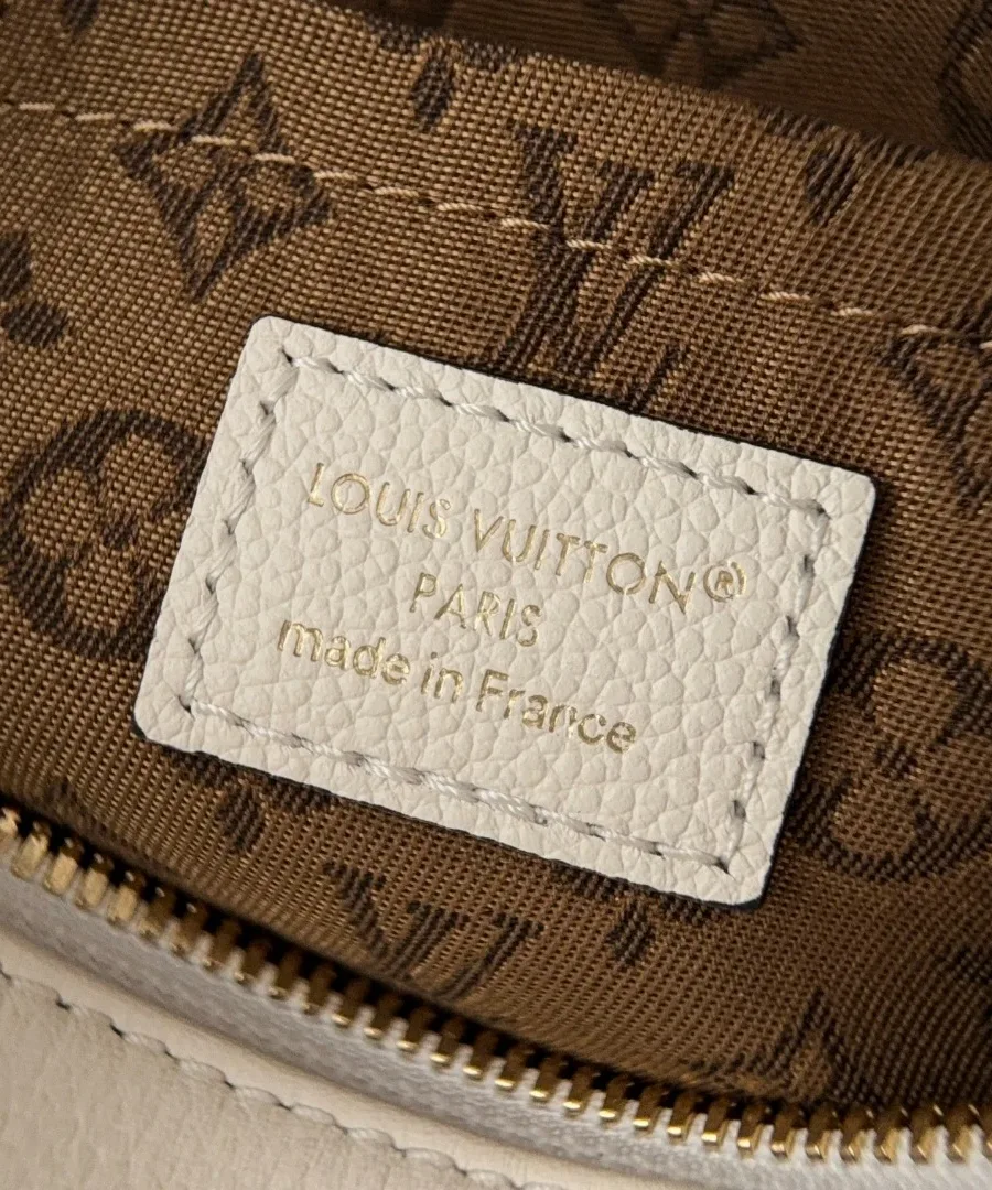 Внутренняя подкладка сумки с узором Monogram и кожаной нашивкой Louis Vuitton Paris