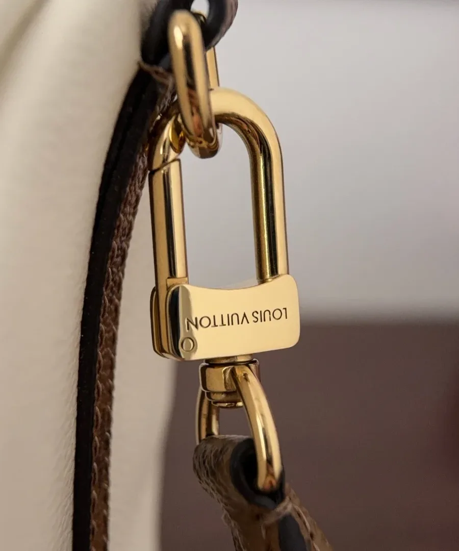 Золотистый карабин съемного плечевого ремня с гравировкой Louis Vuitton
