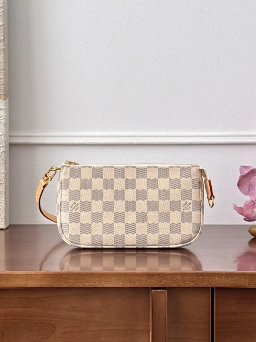 Сумка Louis Vuitton Pochette Accessoires в клетку Damier Azur, вид спереди