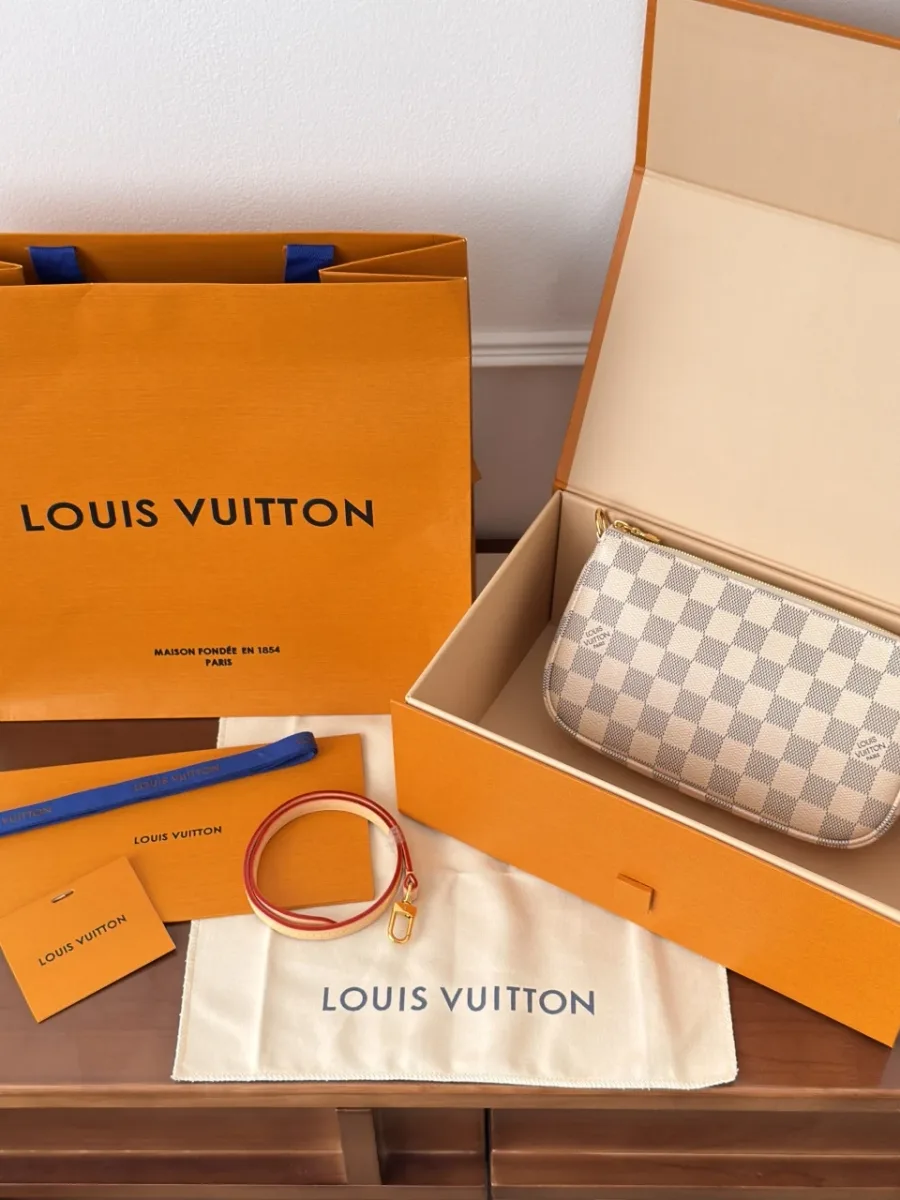 Сумка Louis Vuitton Pochette Accessoires в фирменной коробке с пыльником и пакетом