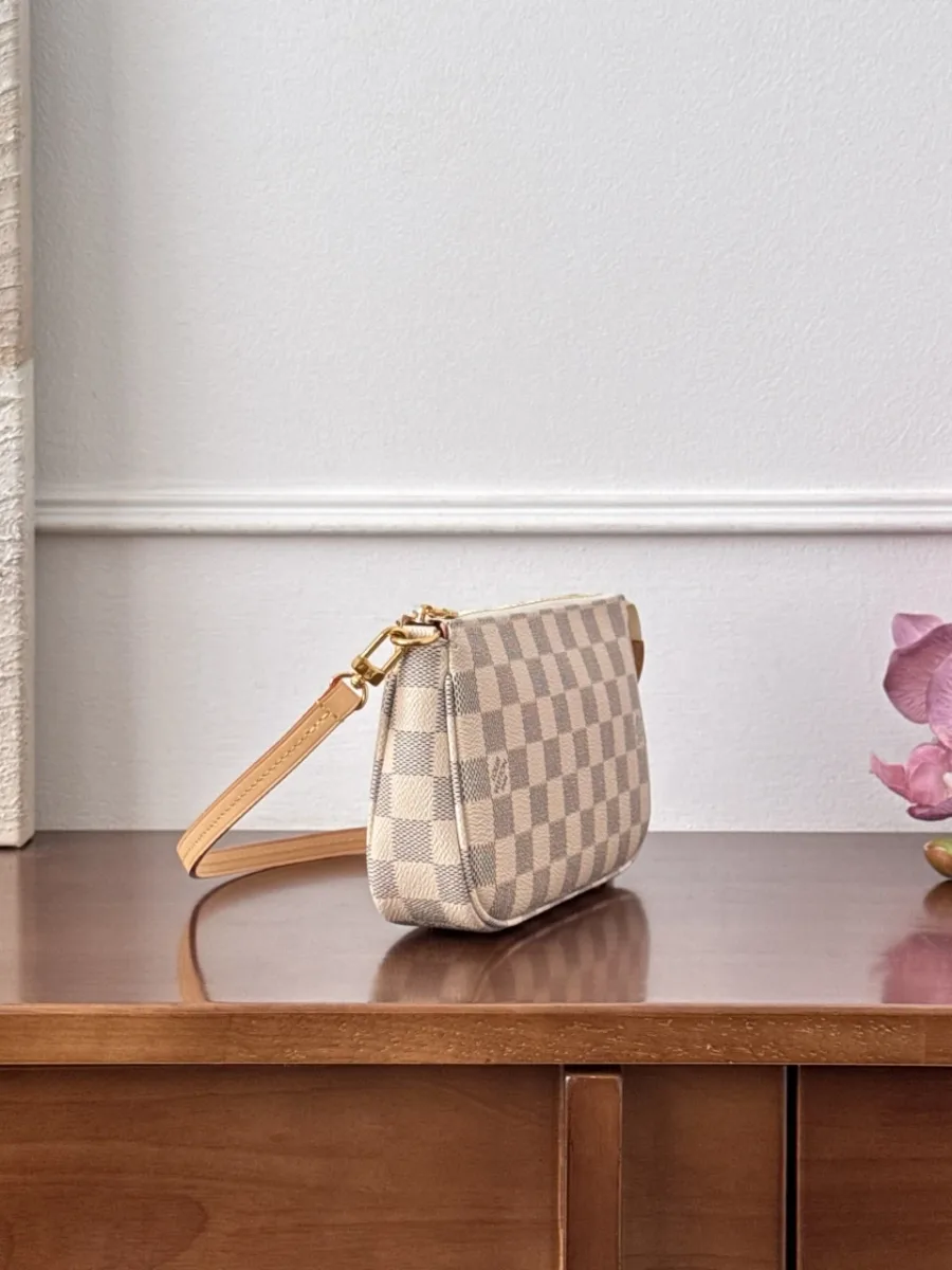 Сумка Louis Vuitton Pochette Accessoires в клетку Damier Azur, вид сбоку