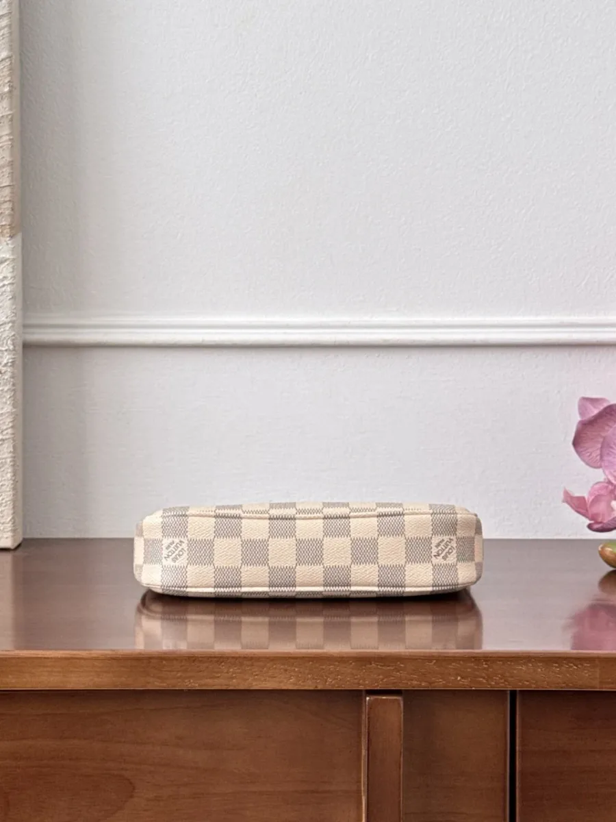 Сумка Louis Vuitton Pochette Accessoires в клетку Damier Azur, вид снизу