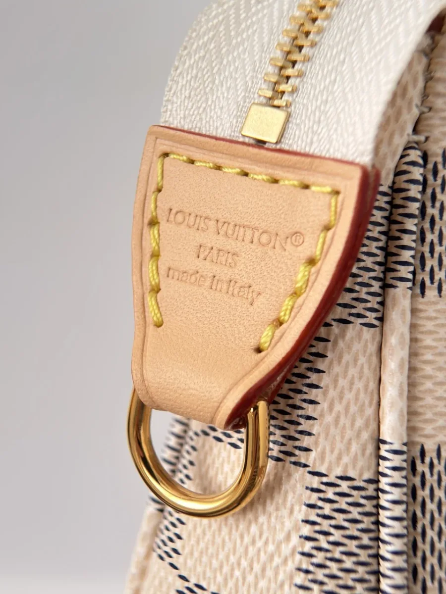 Крупный план кожаной детали с тиснением Louis Vuitton Paris