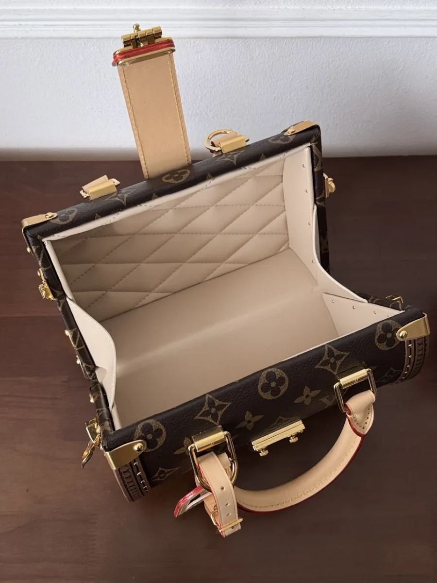 Вид сверху на открытую сумку Louis Vuitton Speedy Trunk со стеганым интерьером