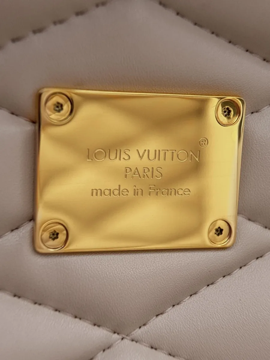 Внутренняя золотистая пластина с гравировкой Louis Vuitton Paris на стеганой подкладке