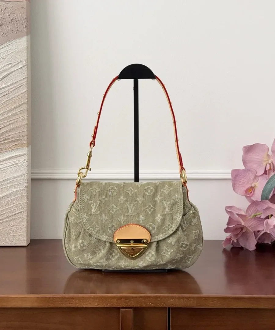 Светло-зелёная джинсовая сумка-хобо Louis Vuitton Sunset с монограммой, вид спереди
