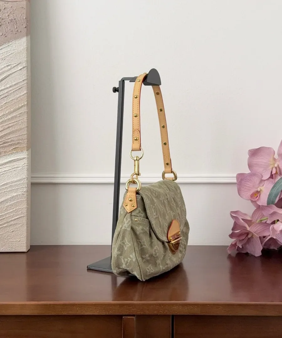 Светло-зелёная джинсовая сумка-хобо Louis Vuitton Sunset с монограммой, вид сбоку