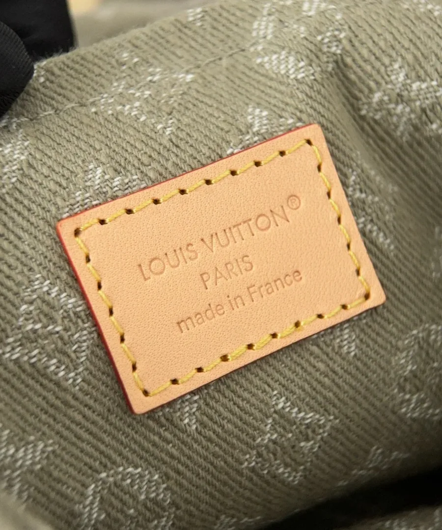Внутренняя кожаная нашивка с тиснением Louis Vuitton Paris, крупный план