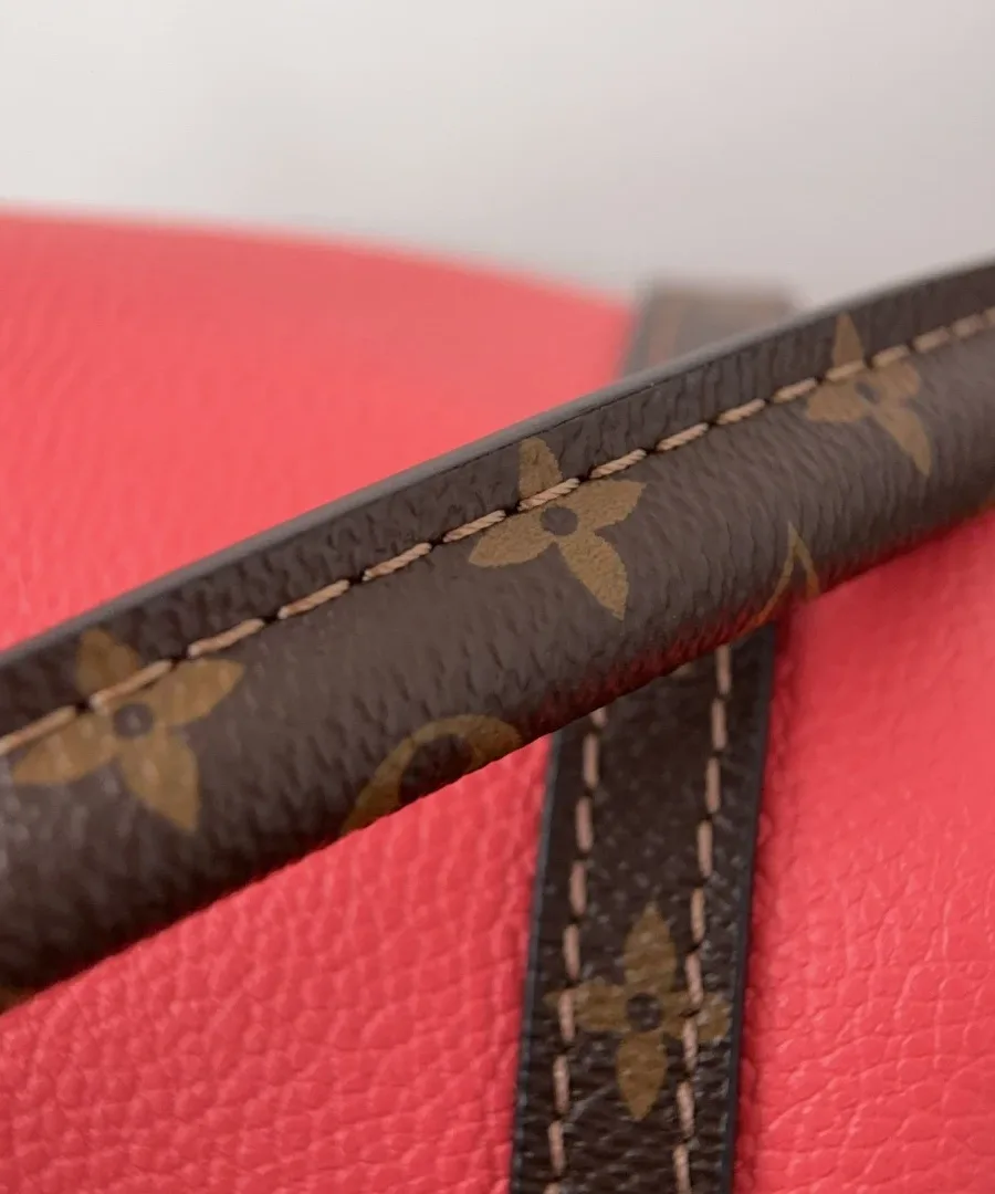 Крупный план плечевого ремня из канвы Monogram