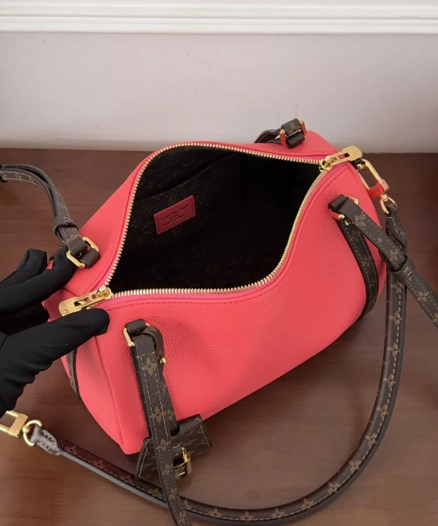 Открытая розовая сумка Louis Vuitton Express, вид сверху на внутреннее отделение
