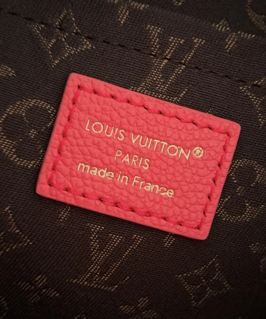 Внутренняя текстильная подкладка с кожаной нашивкой Louis Vuitton Paris