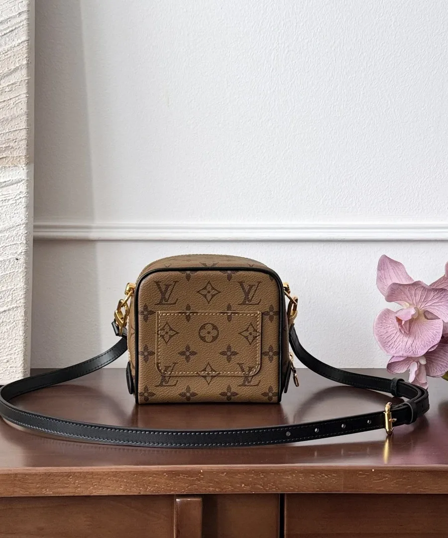 Коричневая сумка Louis Vuitton Just In Case с кожаным ремнем, вид сзади