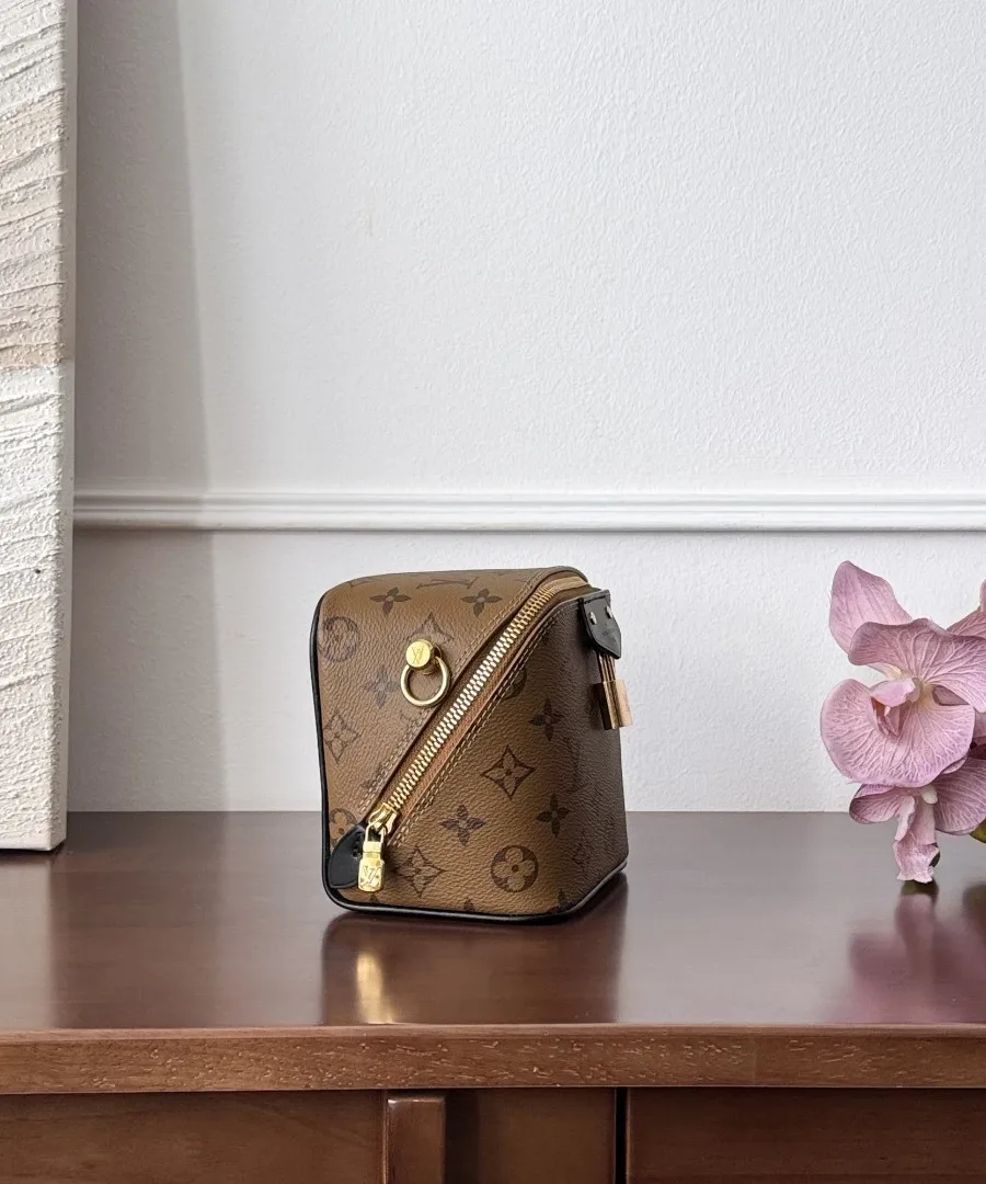 Коричневая сумка Louis Vuitton Just In Case, вид сбоку с молнией
