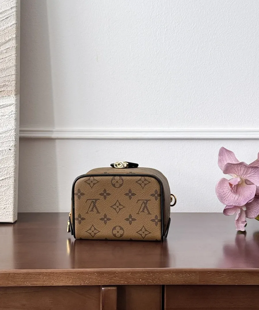 Коричневая сумка Louis Vuitton Just In Case без ремней, вид сзади