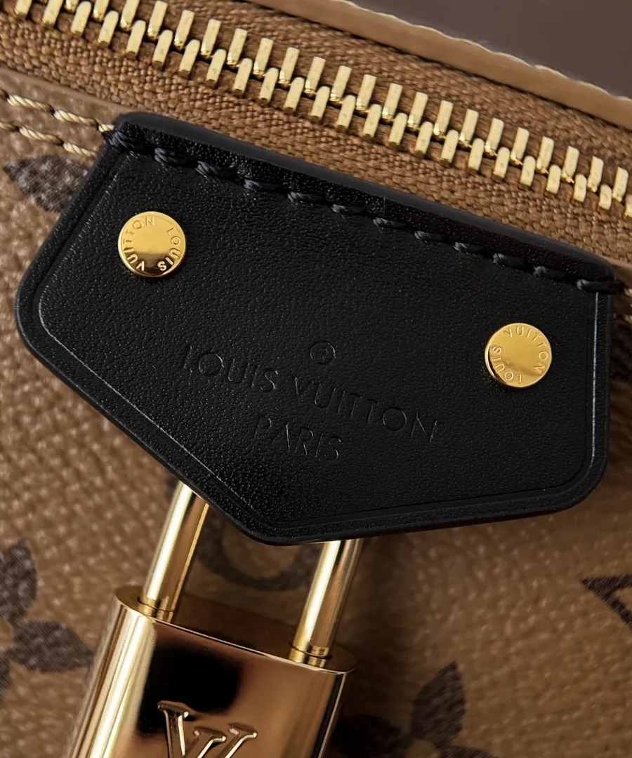 Крупный план черной кожаной детали с тиснением Louis Vuitton Paris