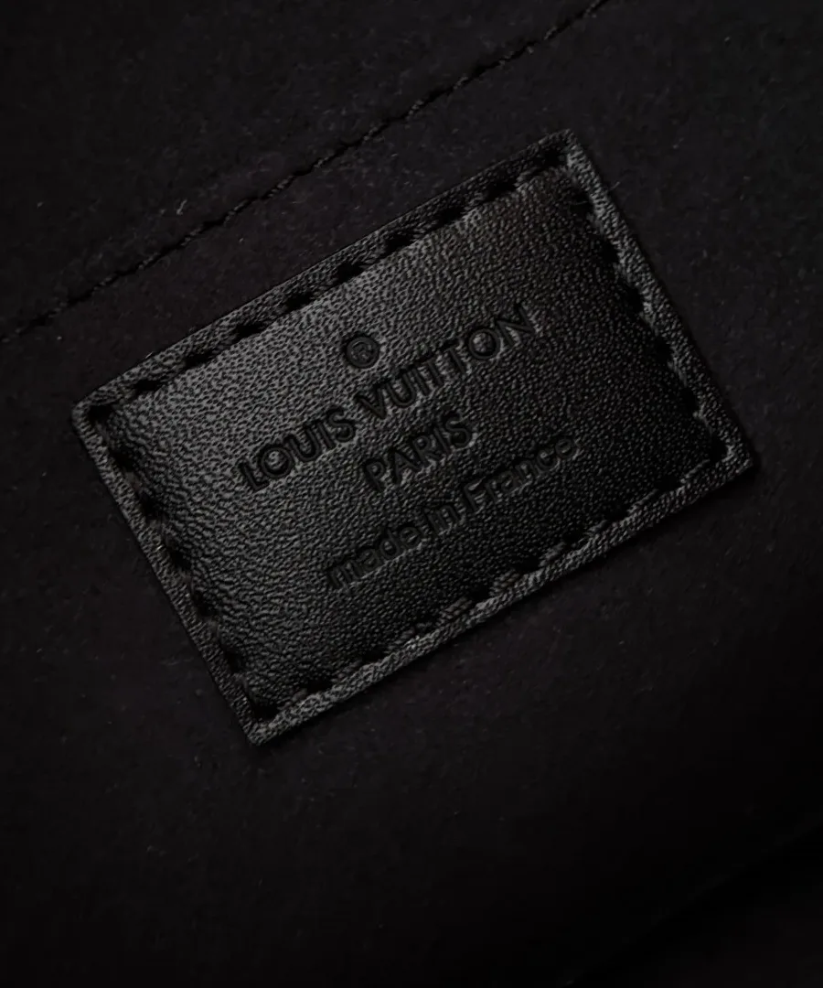 Внутренняя кожаная нашивка черного цвета с тиснением Louis Vuitton Paris