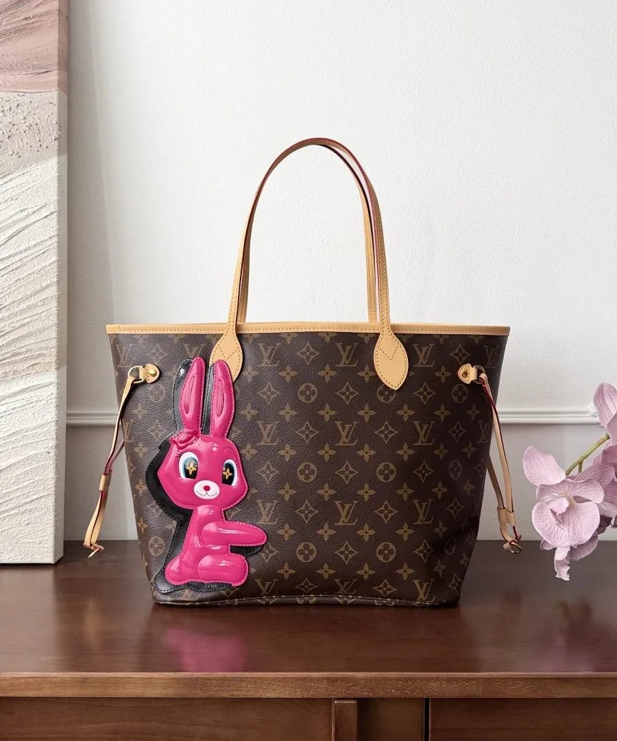 Сумка-тоут Louis Vuitton Neverfull с монограммой и розовым кроликом, вид спереди