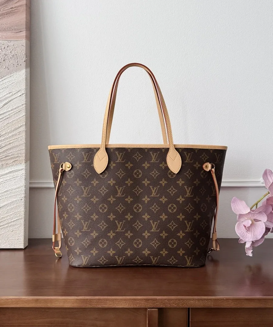 Сумка-тоут Louis Vuitton Neverfull с монограммой, вид сзади