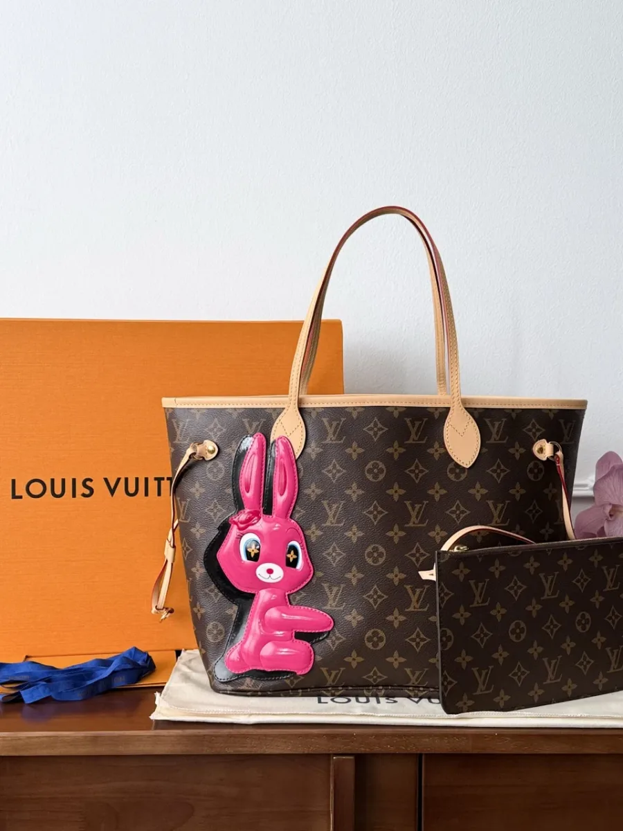 Сумка Louis Vuitton Neverfull со съемным клатчем на фоне фирменной коробки