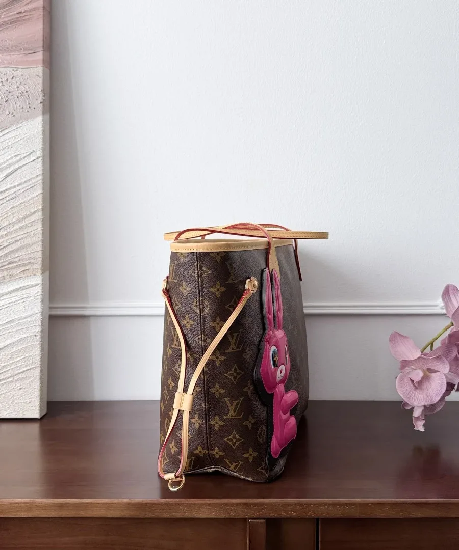 Сумка-тоут Louis Vuitton Neverfull с монограммой, вид сбоку