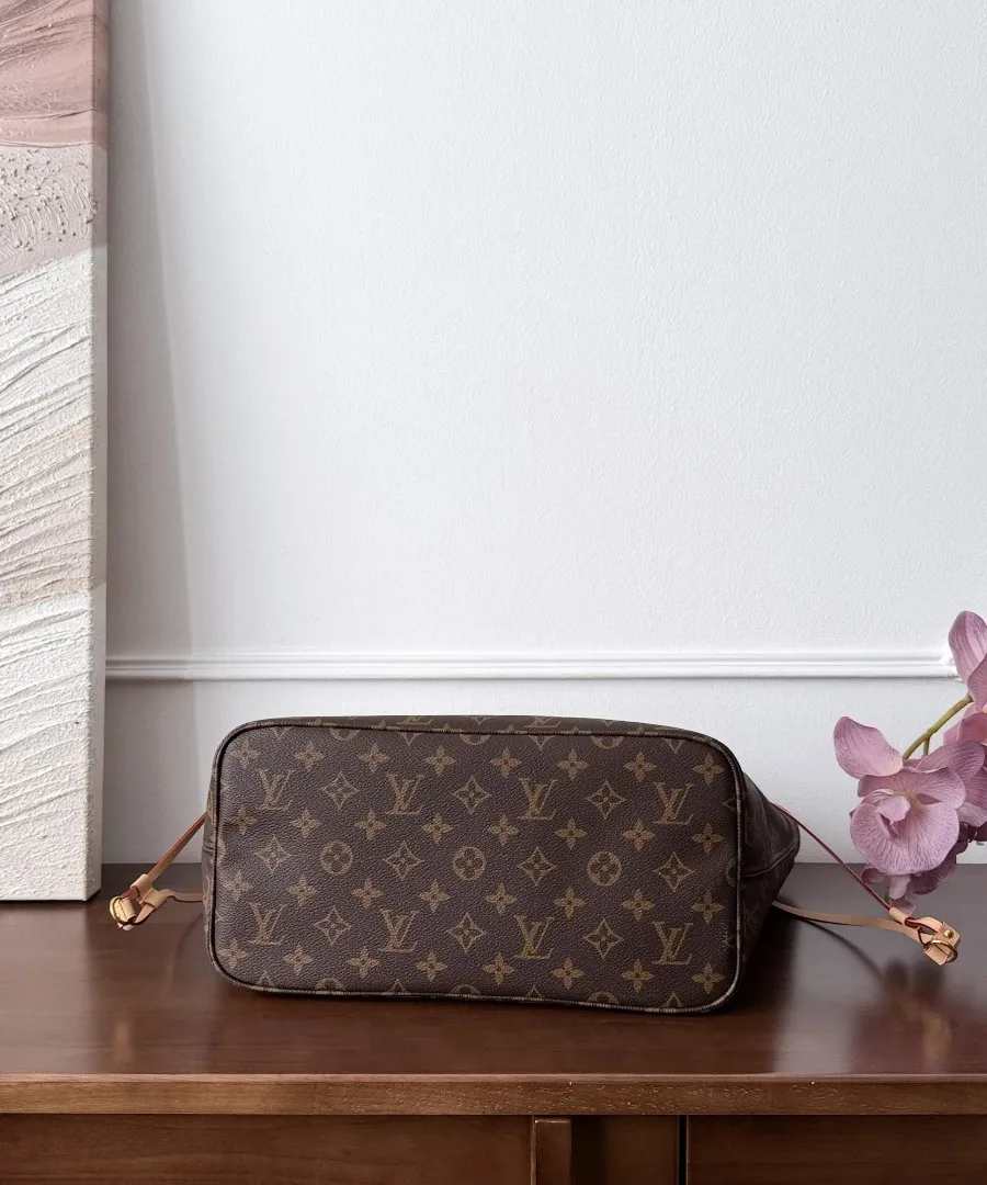 Сумка-тоут Louis Vuitton Neverfull с монограммой, вид снизу