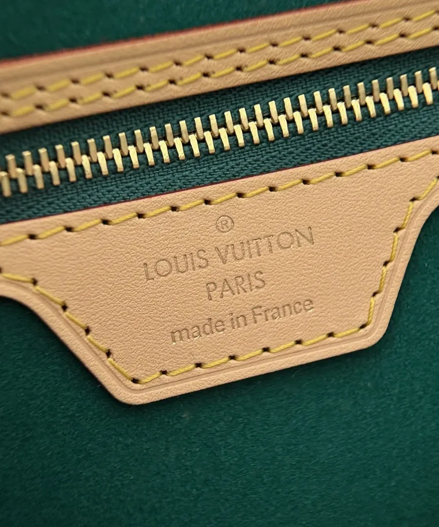 Внутренний карман на молнии с кожаной нашивкой Louis Vuitton Paris