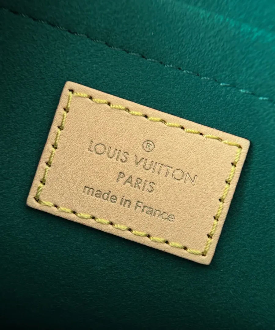 Кожаная нашивка Louis Vuitton Paris made in France на зеленой подкладке
