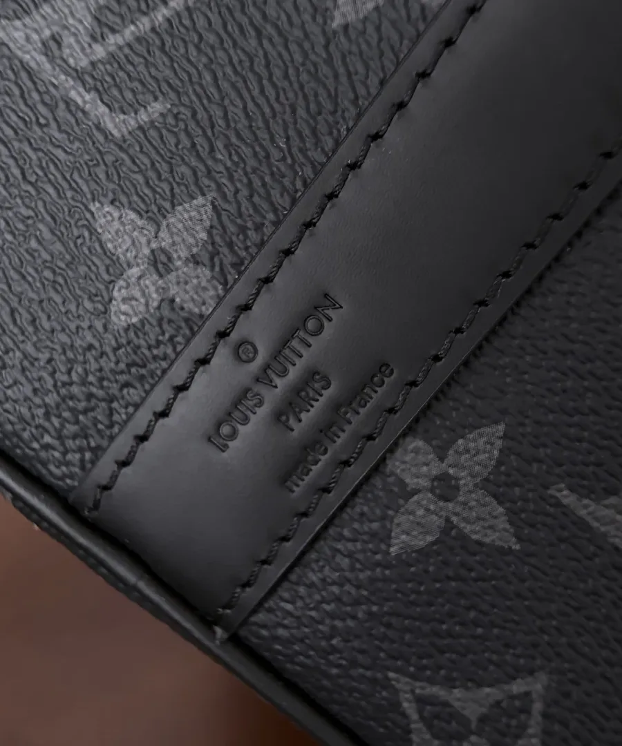 Тиснение Louis Vuitton Paris made in France на кожаной детали сумки