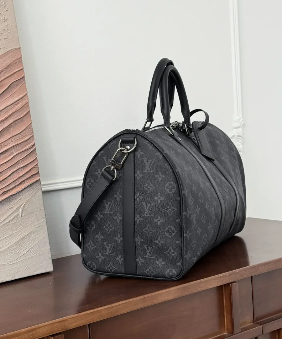 Дорожная сумка Louis Vuitton Keepall 45, вид сбоку, демонстрирующий объемную форму