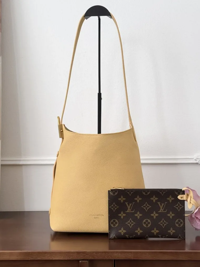 Louis Vuitton Жёлтая сумка-хобо Low Key Hobo Small