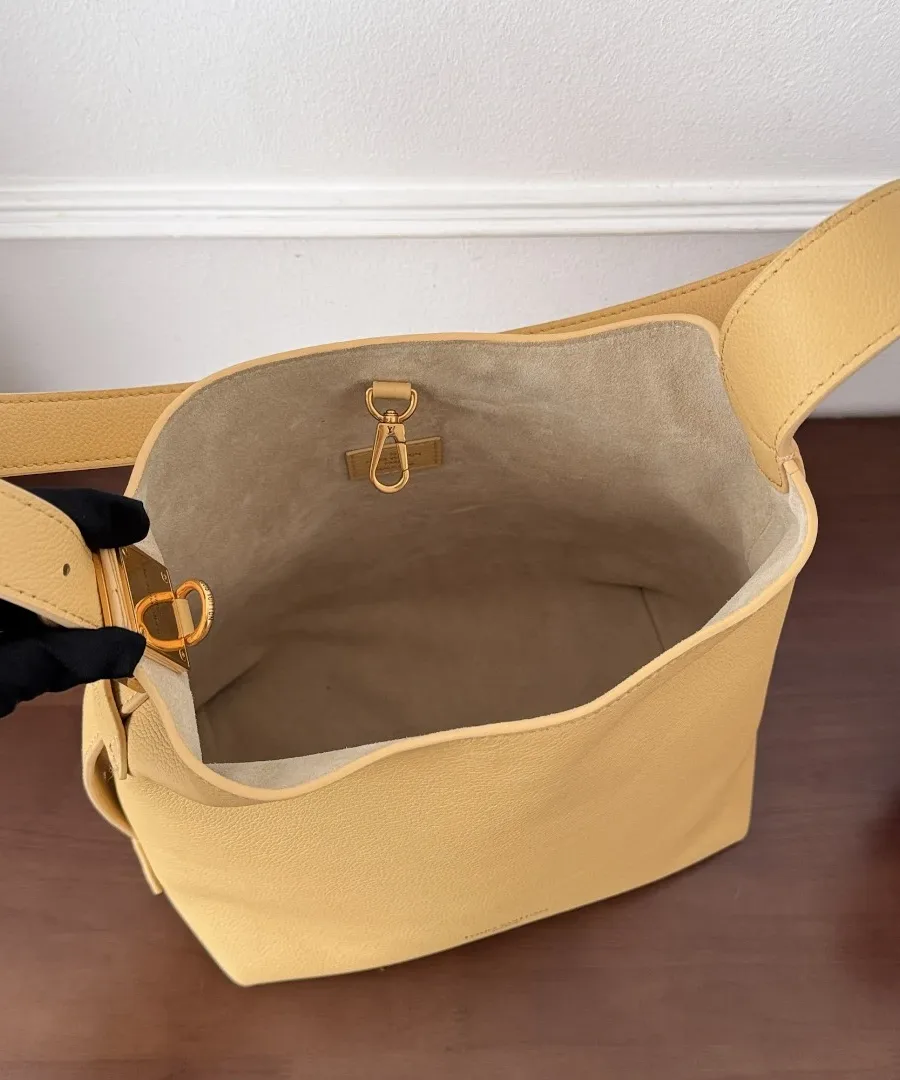 Внутреннее отделение сумки Louis Vuitton Low Key Hobo с замшевой подкладкой