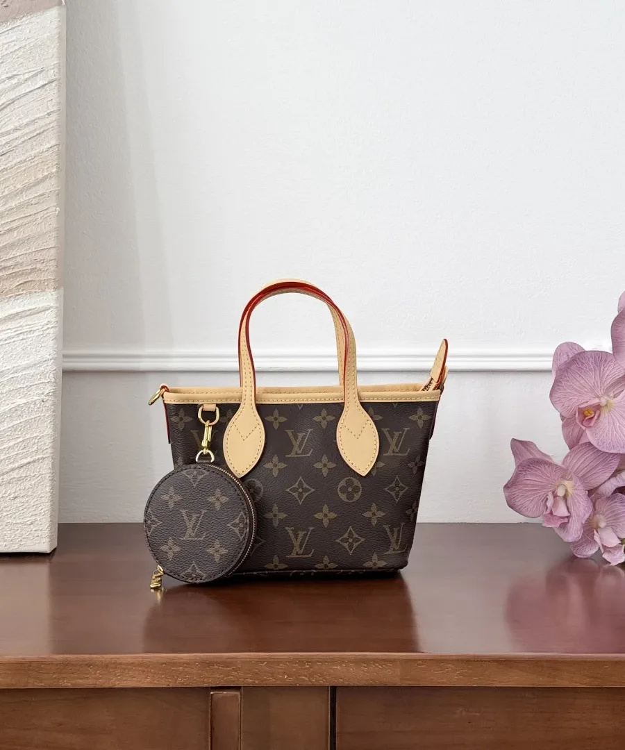 Коричневая сумка Louis Vuitton Neverfull BB Monogram с круглым кошельком на столе