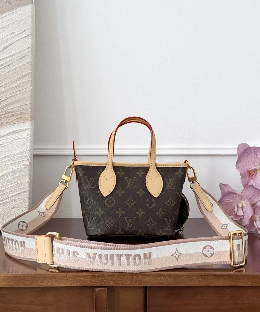 Сумка Louis Vuitton Neverfull BB с прикрепленным широким текстильным ремнем