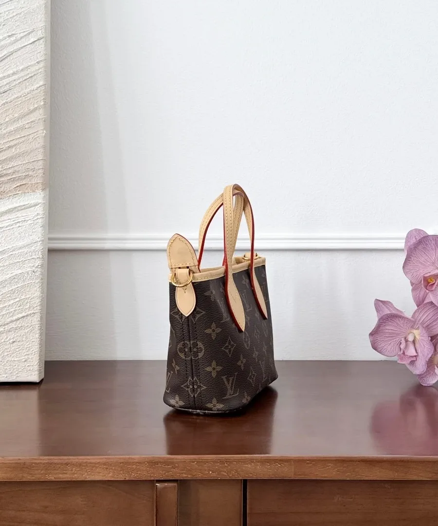 Вид сбоку на мини-сумку Louis Vuitton Neverfull BB из канвы Monogram