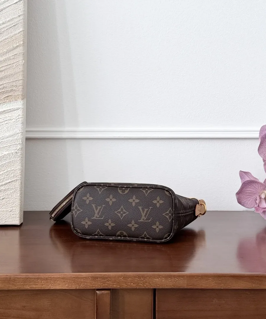 Вид снизу на дно сумки Louis Vuitton Neverfull BB