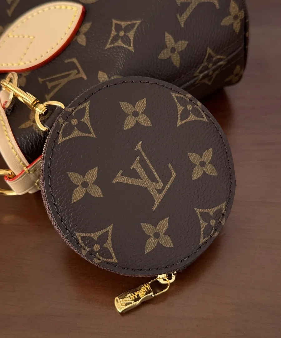 Съемный круглый кошелек для монет из канвы Monogram крупным планом