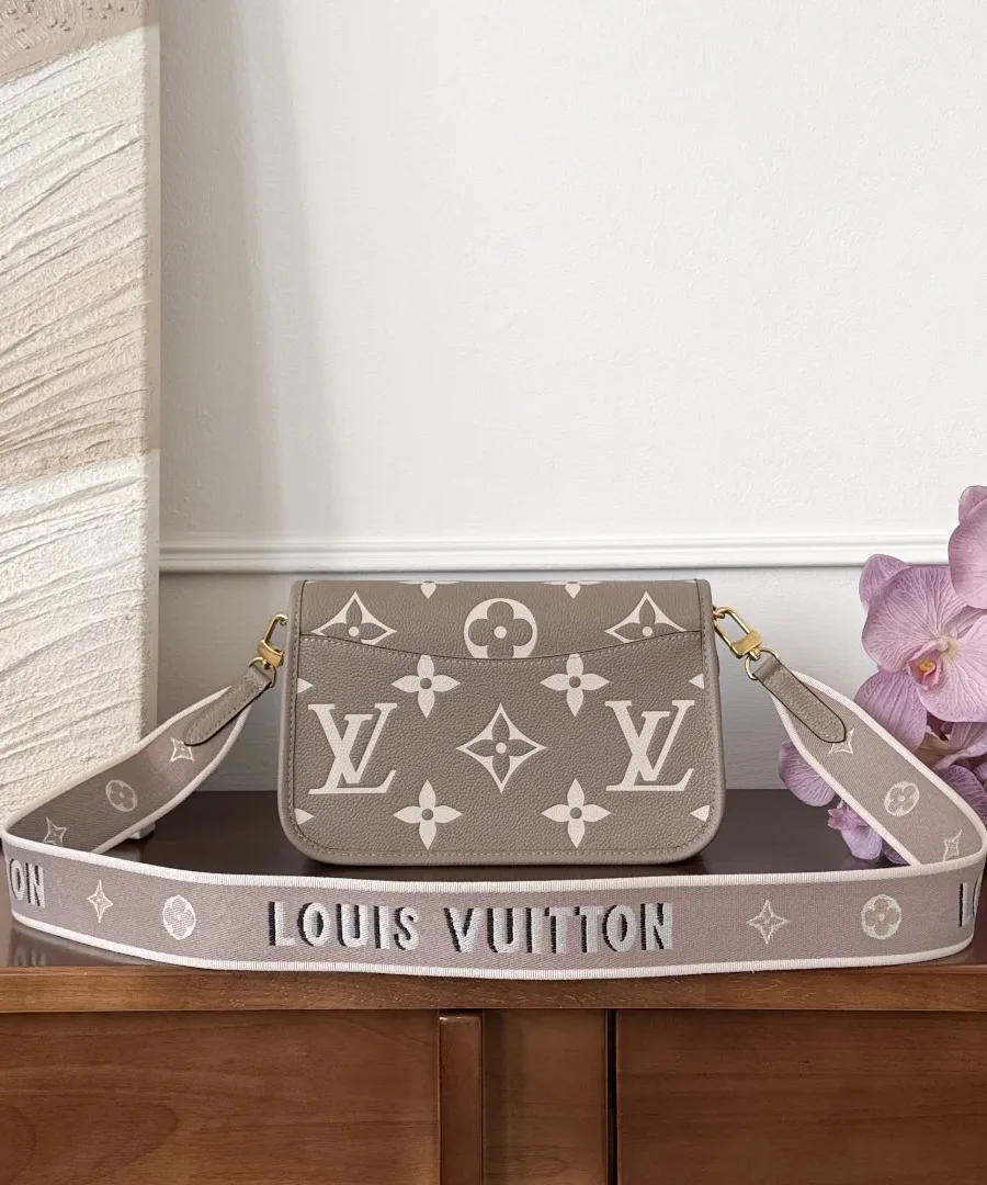 Серая сумка Louis Vuitton Diane с широким текстильным ремнем с надписью бренда