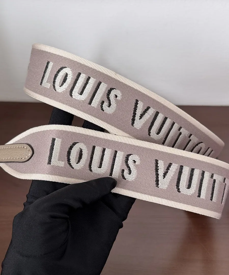 Текстильный плечевой ремень серого цвета с вытканной надписью Louis Vuitton