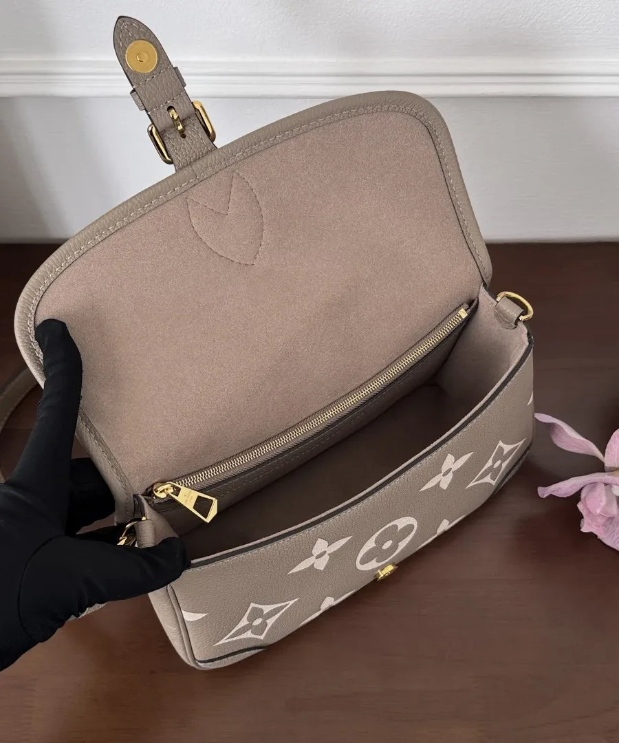 Открытая сумка Louis Vuitton Diane, демонстрирующая внутреннее отделение и подкладку