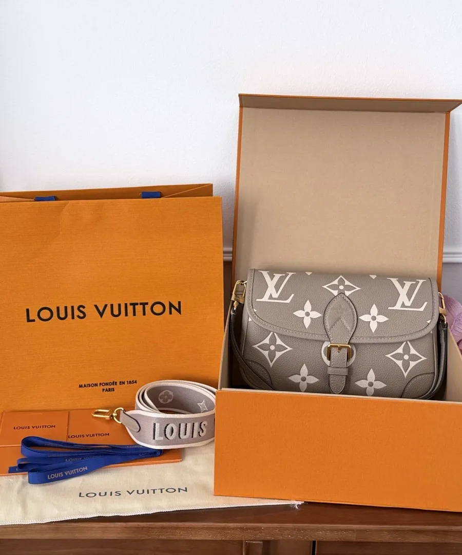 Сумка Louis Vuitton Diane в фирменной оранжевой коробке с пыльником и ремнем