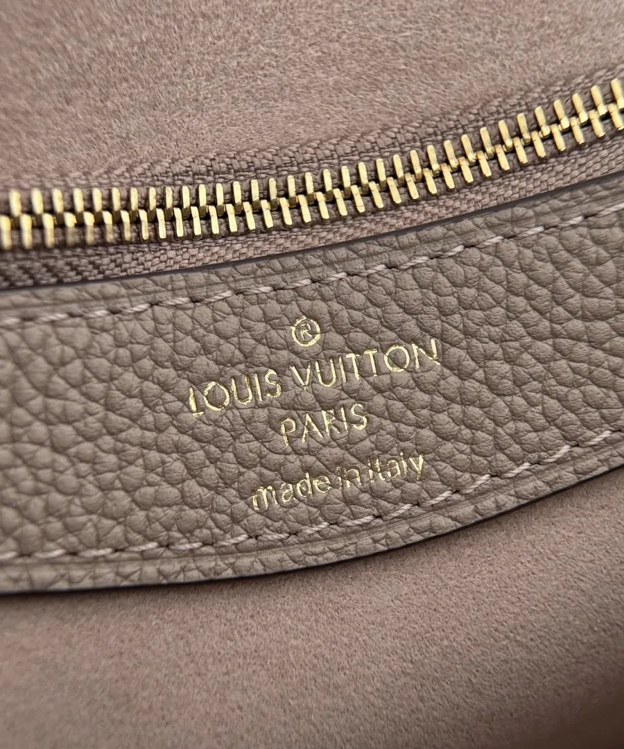 Внутренний кожаный ярлык с золотистым тиснением Louis Vuitton Paris made in Italy