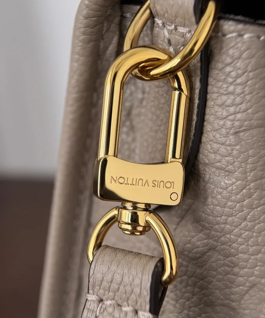 Золотистый карабин плечевого ремня с гравировкой Louis Vuitton