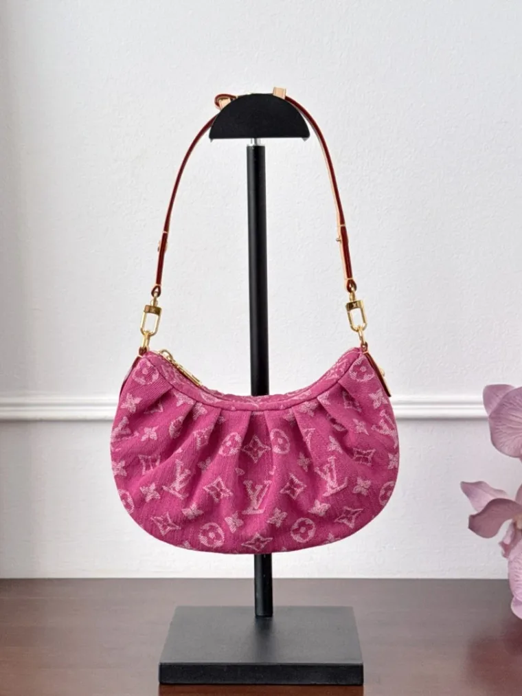 Louis Vuitton Розовая джинсовая сумка-хобо Loop с узором Monogram