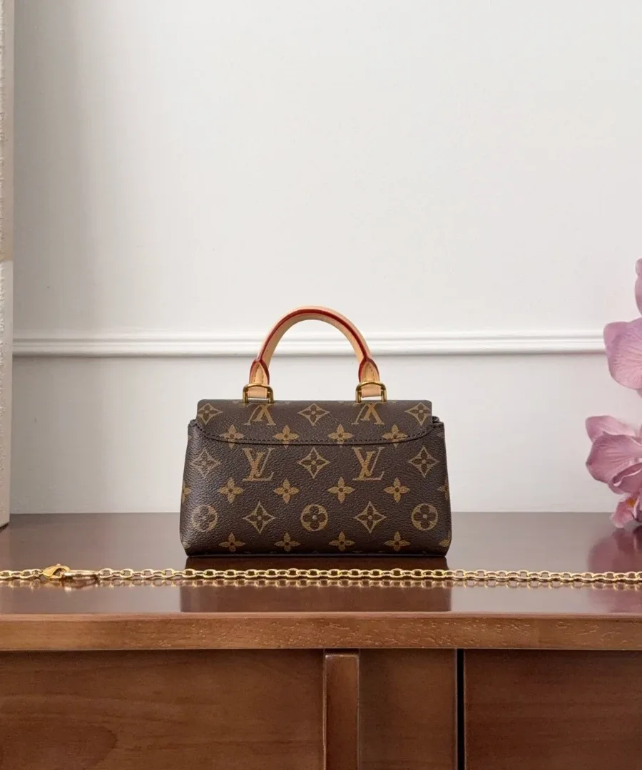 Сумка Louis Vuitton Madeleine Nano с разложенным золотистым ремнем-цепочкой